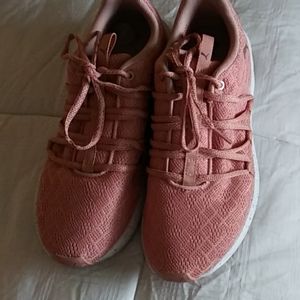 Size 8.5 puma sneakers Salmon color